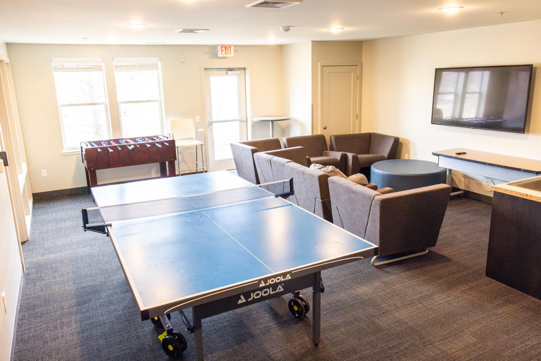Ping pong table in the Panther Ridge apartment lounge space